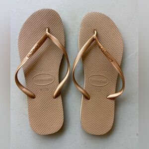 Havaiana flips EUC. Worn a couple of times. Size 11 rose gold color